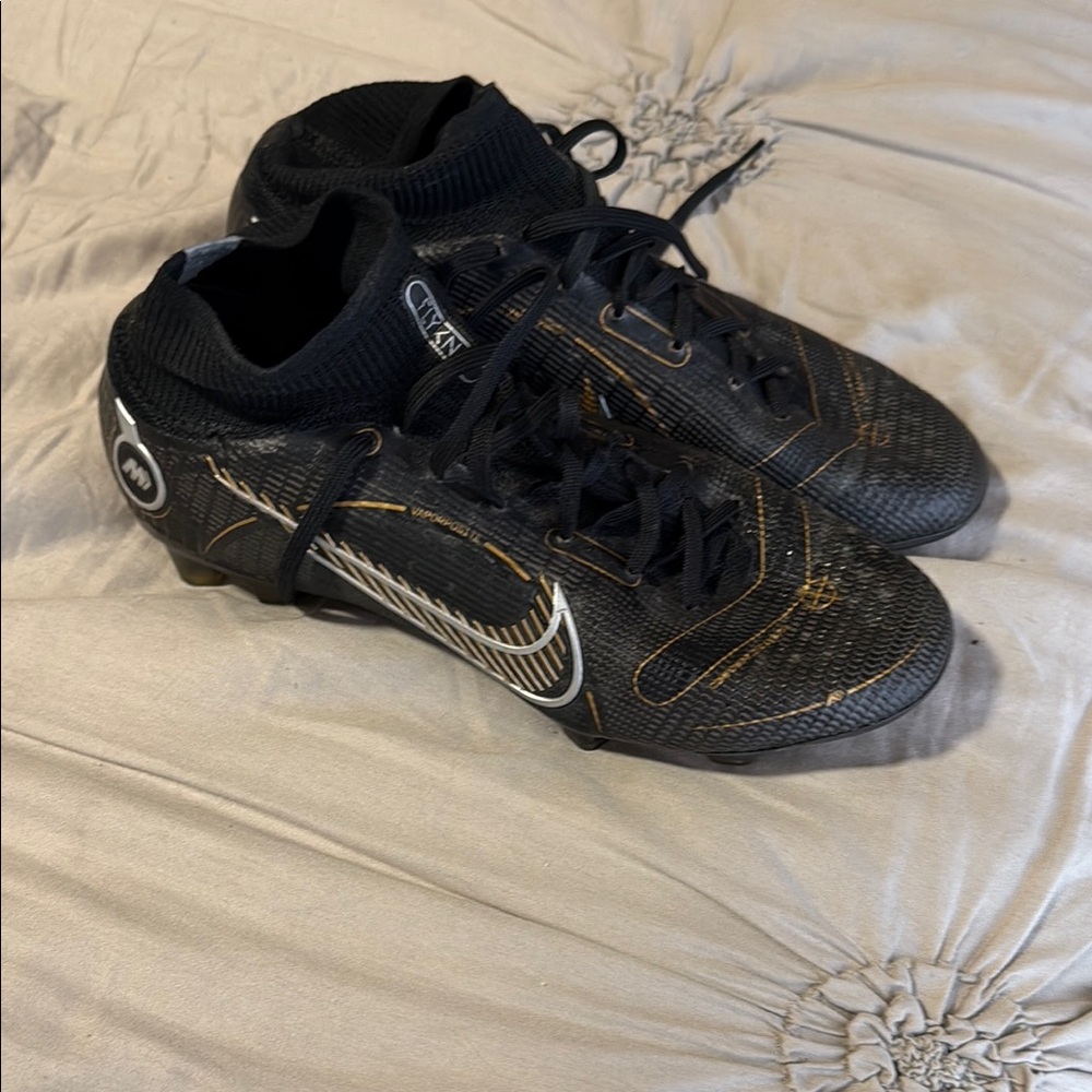 Nike Mercurial Flyknit Soccer Cleats. Size 5. Very good condition.